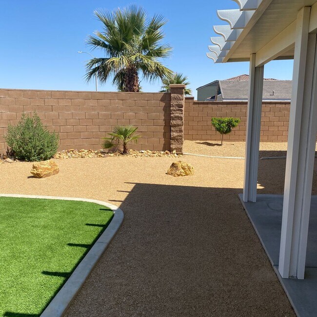 Building Photo - NEWER 4 BEDROOM VICTORVILLE HOME