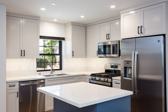 Building Photo - 2610-2612 Juan Street