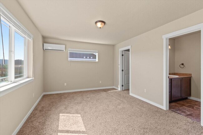 Building Photo - 1673 E Horsehaven Ave