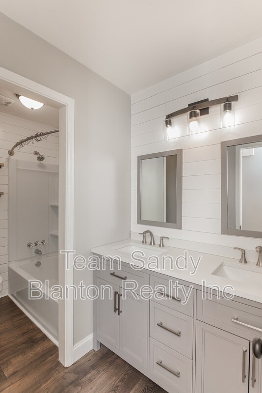 Building Photo - 8238 Li Fair Dr