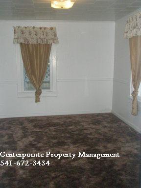 Building Photo - 2 Bedroom House with Large Yard