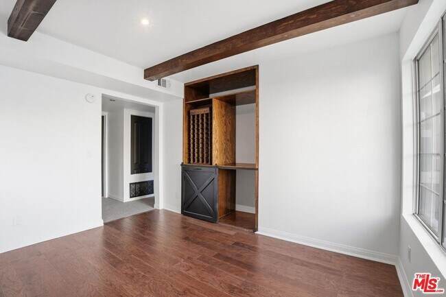 Building Photo - 5530 Owensmouth Ave