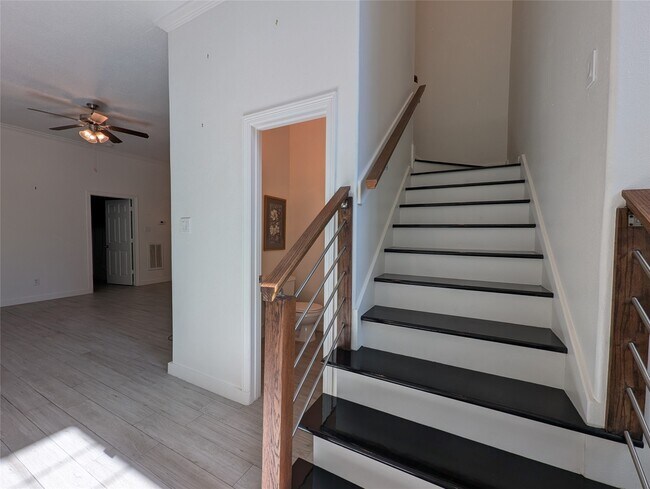 Building Photo - 913 Sweet Pine Dr