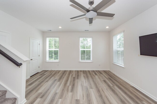 Building Photo - 4 Bedroom, 3.5 Bathroom Townhome in Foxbank Plantation - Moncks Corner