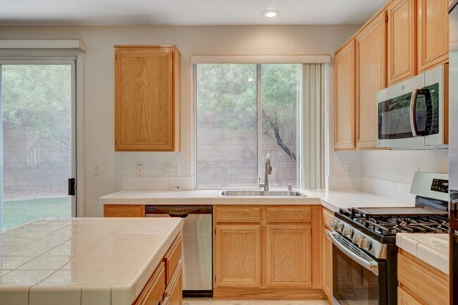 Building Photo - Beautiful 2-Story, 3-Bedroom Home in the H...