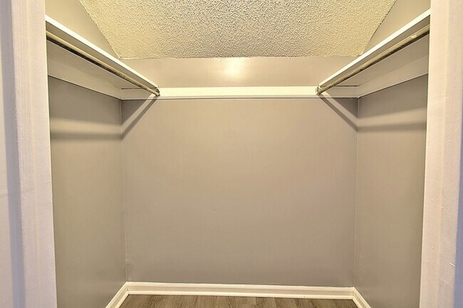 Building Photo - 910 Brett Dr