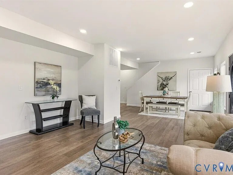 Building Photo - 724 Wilson St