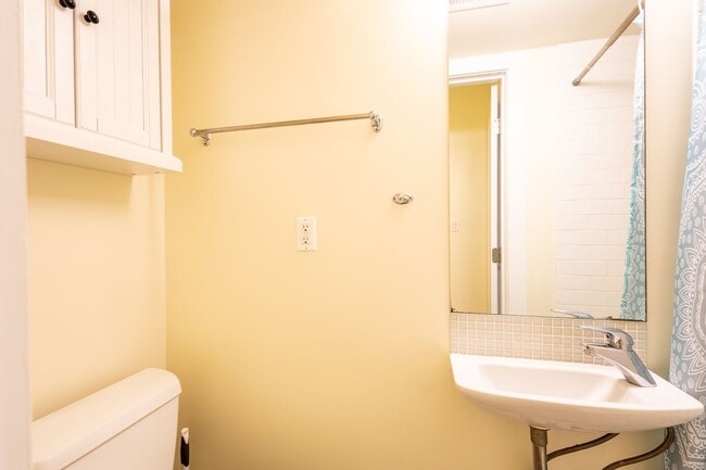 Building Photo - Lovely 1 BR + 1 Den/2 BA Condo in Mt Vernon Square!