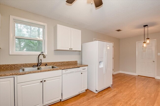 Building Photo - West Augusta Charm