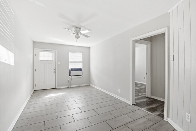 Building Photo - 5010 Ennis St