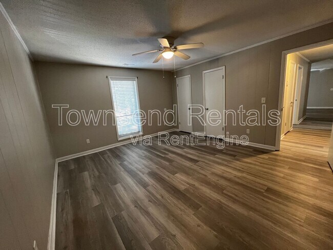 Building Photo - 5853 Century Oaks Dr