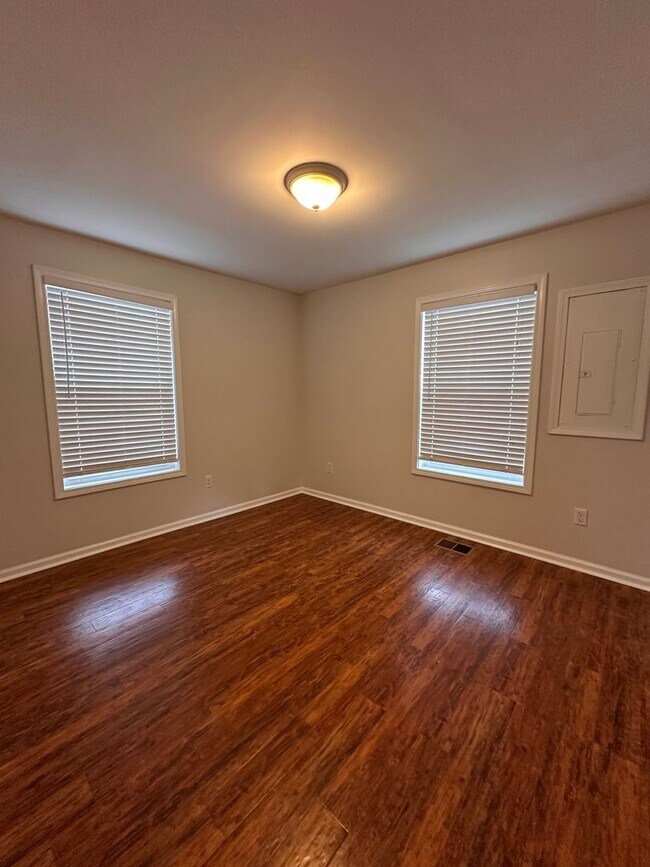 Building Photo - Cozy 2 Bed/1 Bath Single Family Home in Ea...