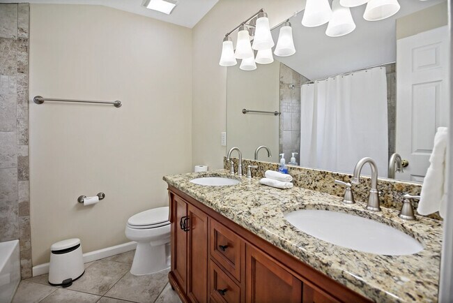 Building Photo - 808 W Broad St