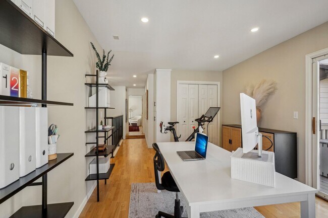 Building Photo - HALF MONTH RENT FREE!!!! GORGEOUS Brick To...