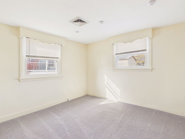 Building Photo - 221 N Spring St