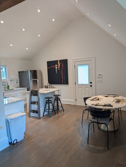 Hardwood floors; convenient floor plan - 830 Myrtle St NE