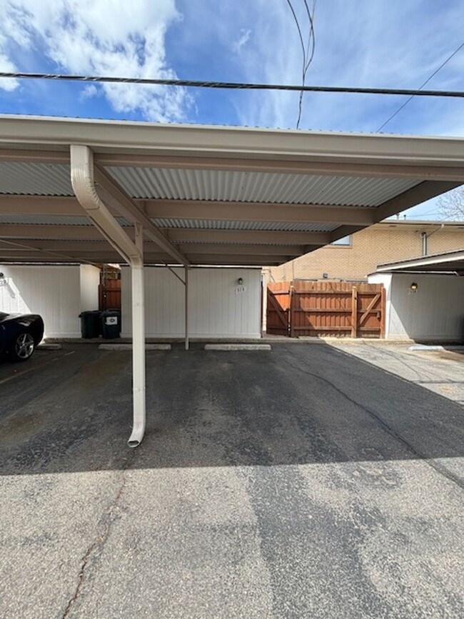 Building Photo - Updated 2 bd/3ba Townhome in Lakewood