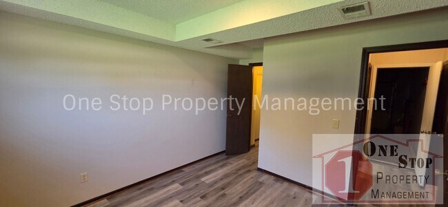 Building Photo - 1300 E 152nd Terrace