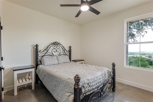 Building Photo - 405 Oak Tree Dr