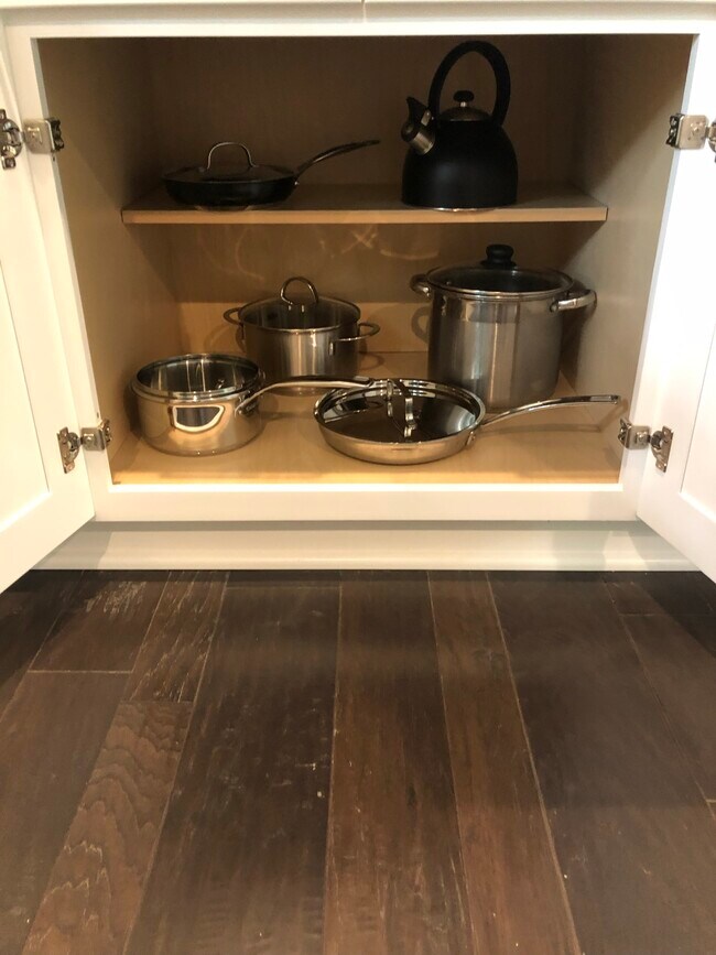 Pots and pans induction ready provided - 4912 Florida Ave