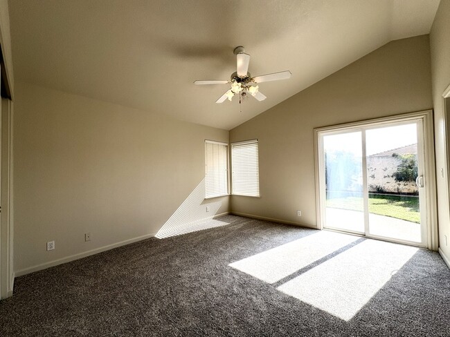 Building Photo - Beautiful 3 Bedroom 2 Bathroom Single Stor...