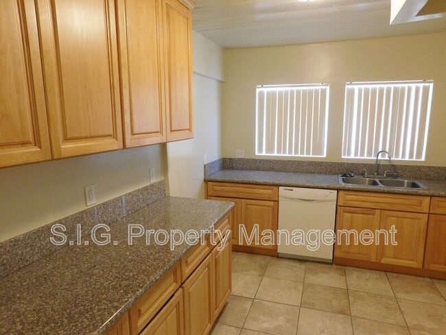 Building Photo - 1250 E Villa St