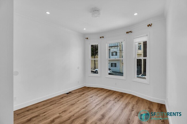 Building Photo - Russian Hill: Recently Remodeled Flat with In-Unit Washer & Dryer & A/C