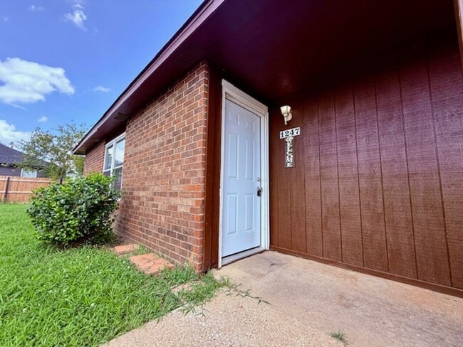 Building Photo - ***1247 W. Sunset***