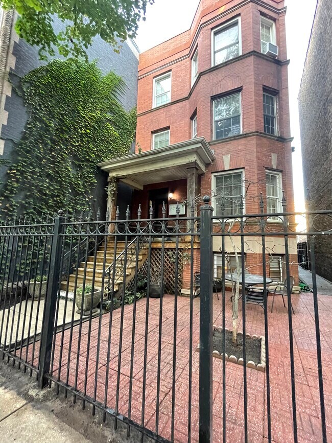 Beautiful building with fenced patio - 4871 N Magnolia Ave