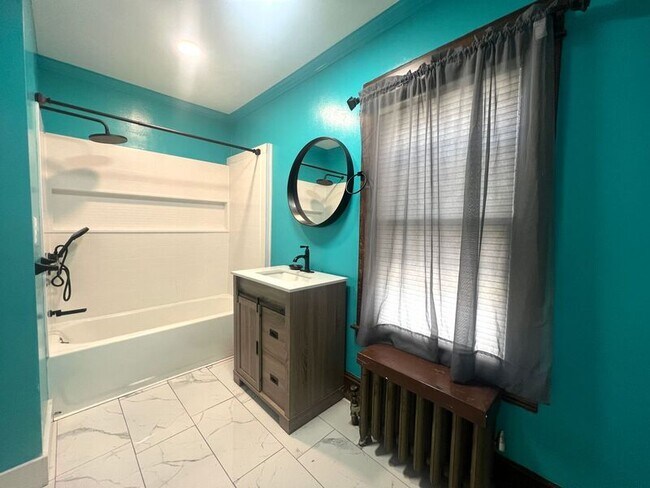 Building Photo - 672 Sumner Ave