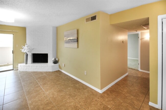 Building Photo - 2800 Jeanetta St