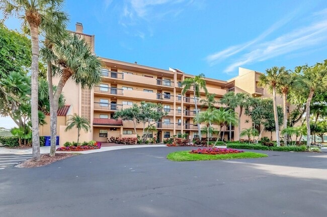 Building Photo - 600 Egret Cir