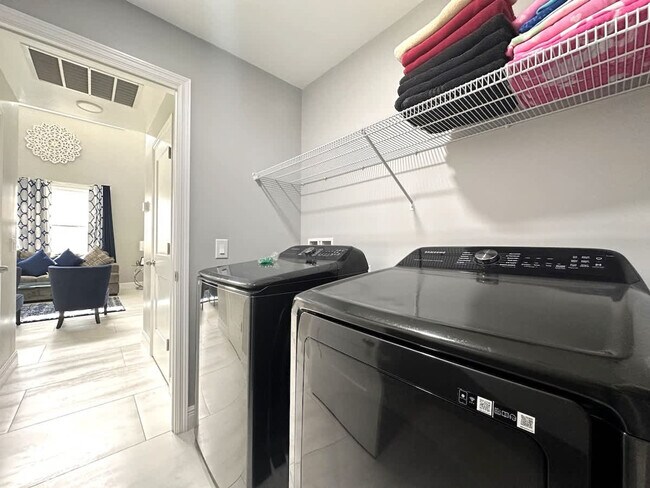 Building Photo - 421 Cabello Dr