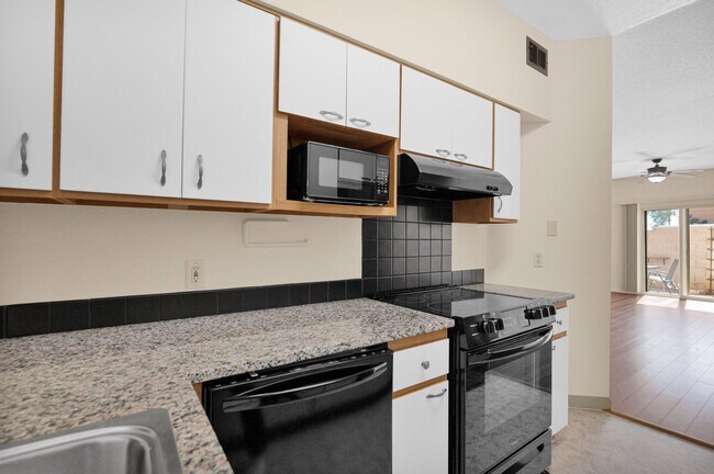 Kitche n 3 - 1935 W Morten Ave