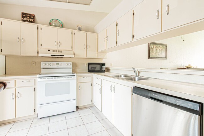 Building Photo - Fully Furnished Naples Condo with Resort-Style Living