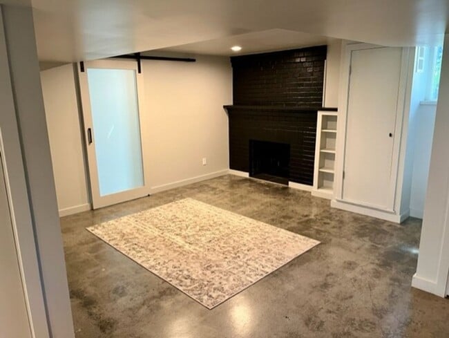 Building Photo - Ballard Duplex - Lower Unit