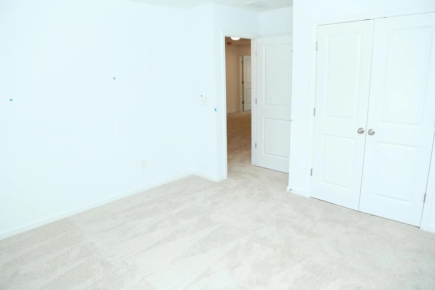 Building Photo - Room in Townhome on Thornton Dr