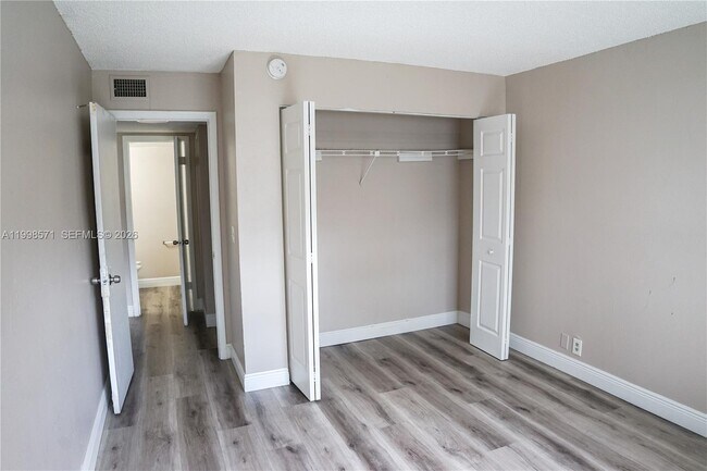 Building Photo - 4280 Woodside Dr