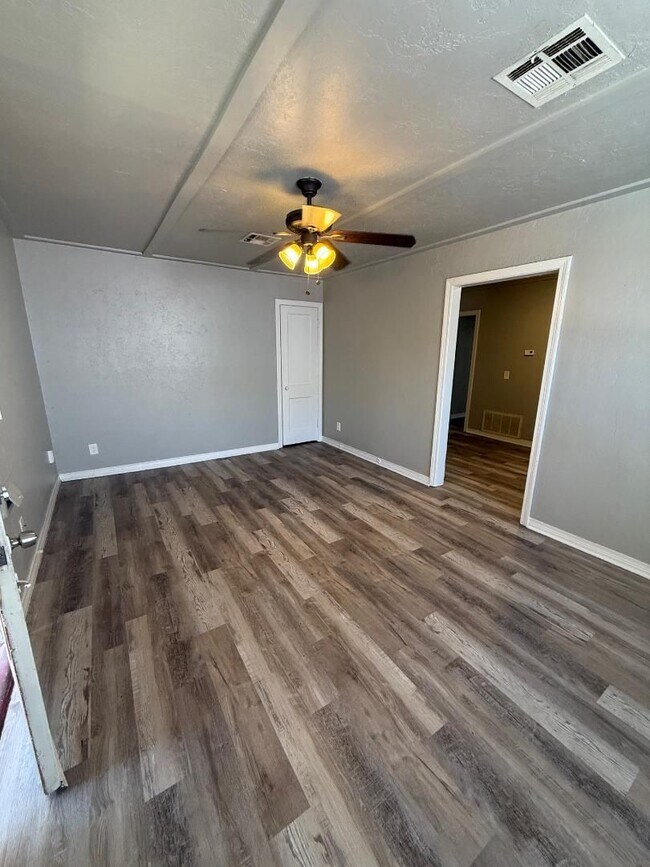 Building Photo - 1 Bedroom 1 Bathroom Duplex For Lease NOW!