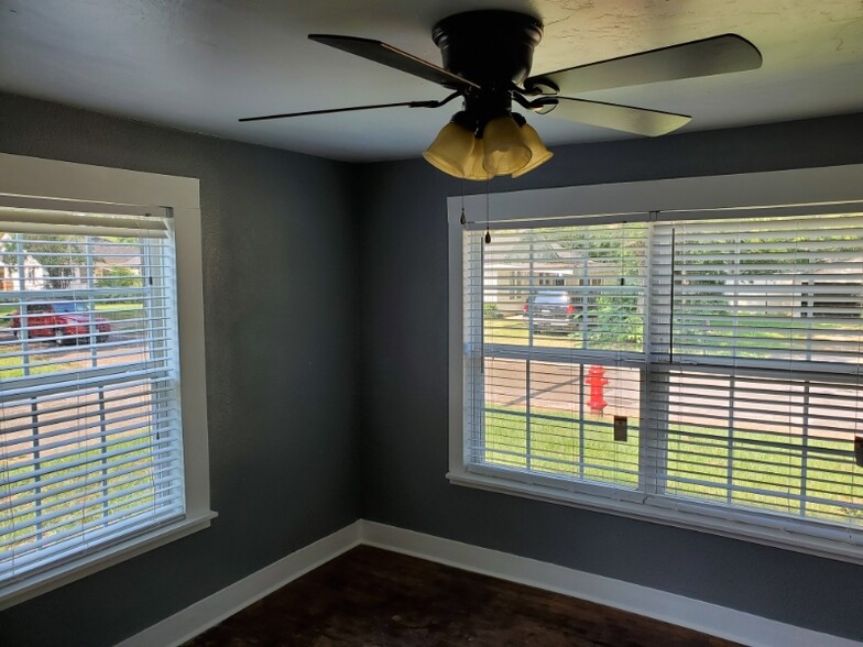 Building Photo - 901 N Bledsoe St