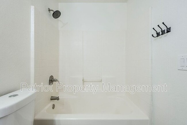 Building Photo - 2530 E Camellia Dr