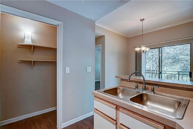 Building Photo - 6000 Shepherd Mountain Cove