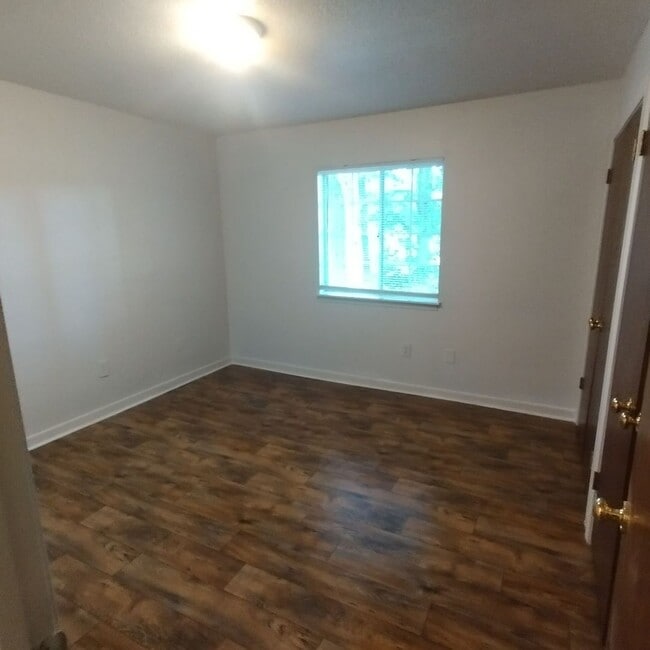 Building Photo - 2 bedroom 1 bath condo