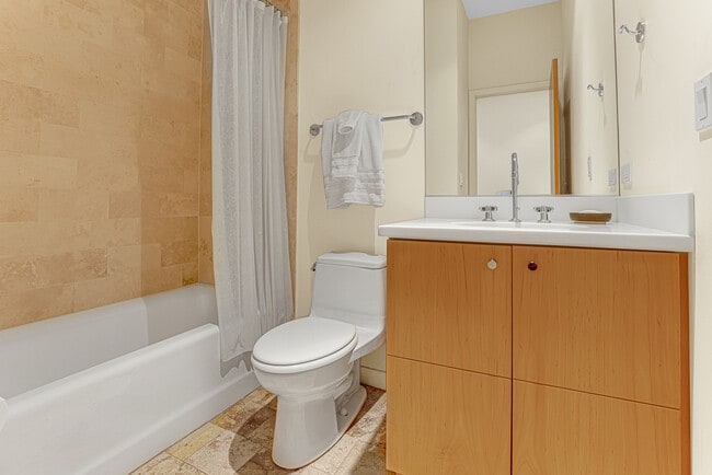 Building Photo - 944 W Lake St