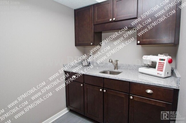 Building Photo - 1655 SW Arlan Dr