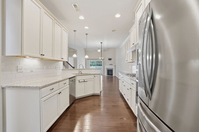 Building Photo - FIRST FLOOR MASTER BEDROOM-END UNIT-GREAT ...