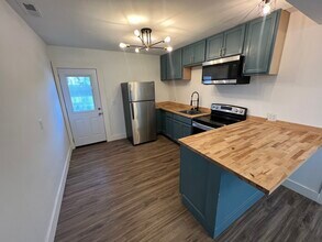 Building Photo - SIx Unit (1410 E 5th)