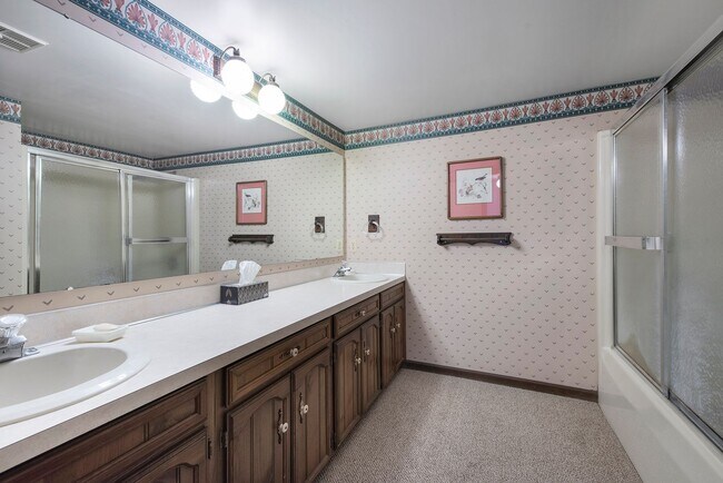 Building Photo - Beautiful 3BD/2.5BA Ranch in Park-like Set...