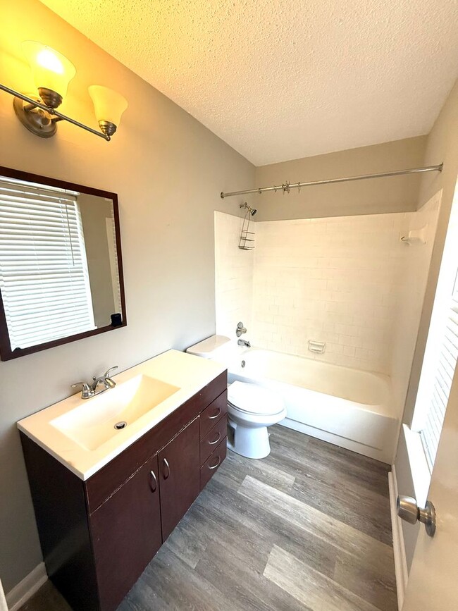 Building Photo - ** 3 bed 2.5 bath townhouse located by ACA...