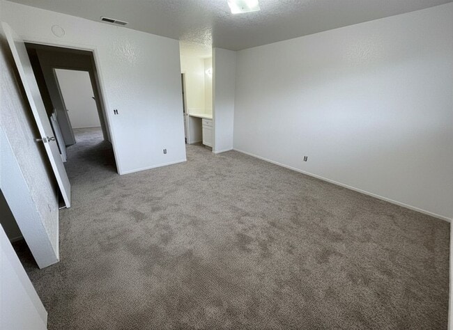Building Photo - Charming Townhouse (2 Bed / 1.5 Bath)